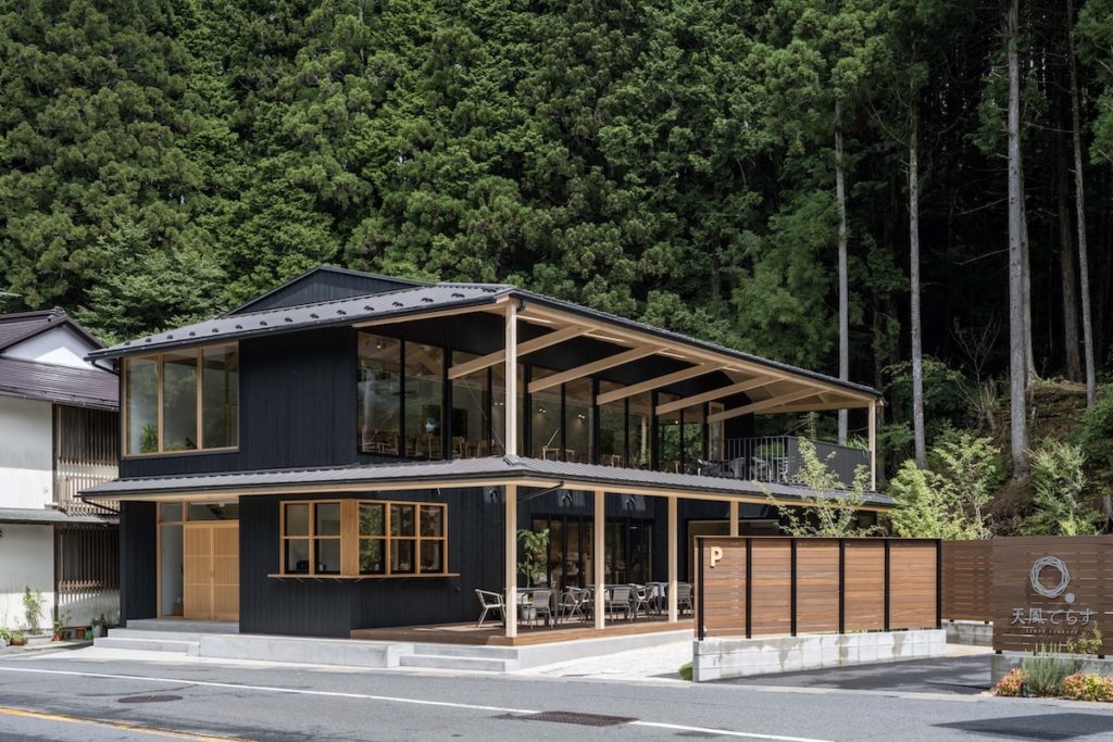 高野山　デッキテラスのあるカフェ　新築木造