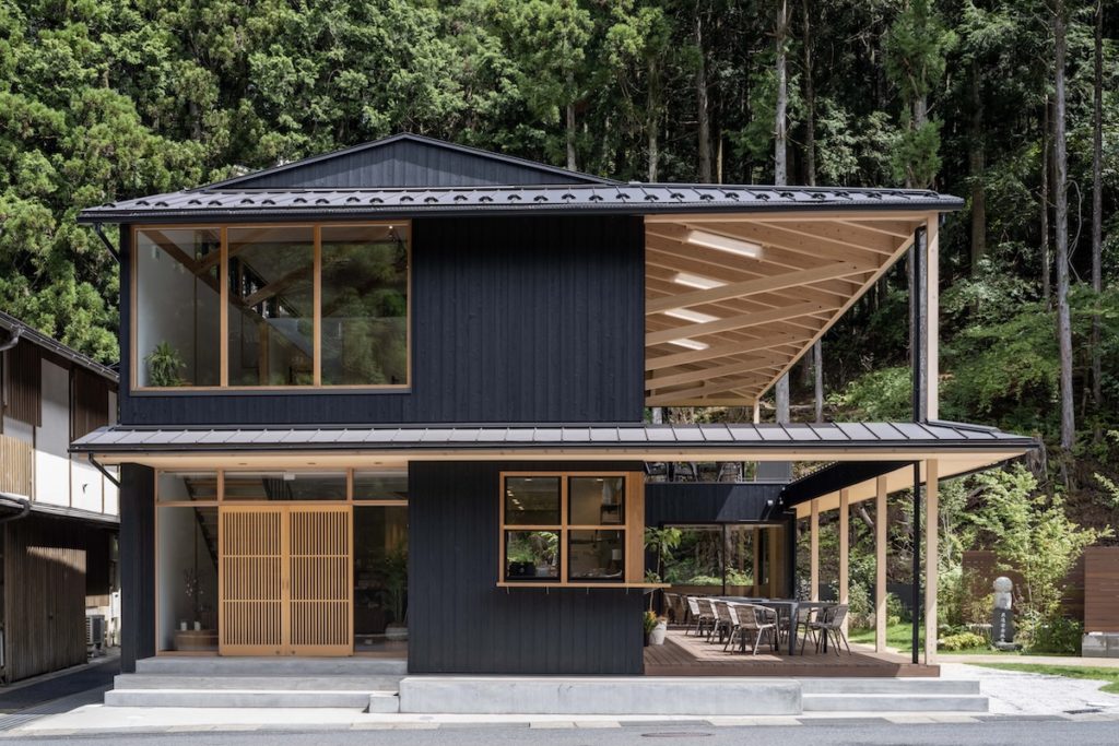 高野山　お土産とテイクアウトフードコーナー　焼き杉外壁