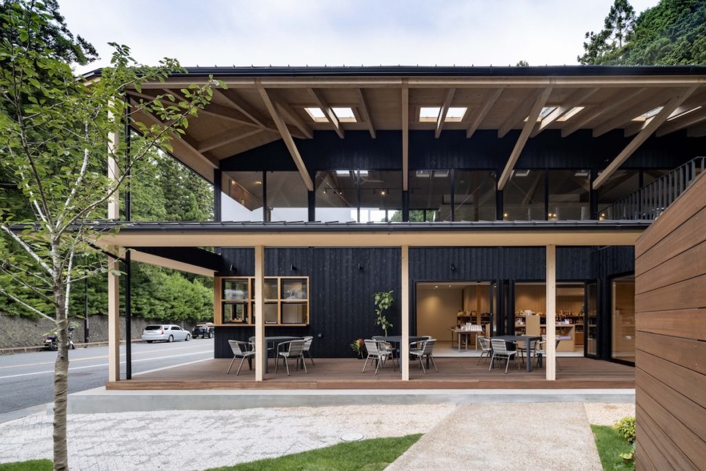 高野山　駐車場のあるカフェ　トップライトのデッキテラス