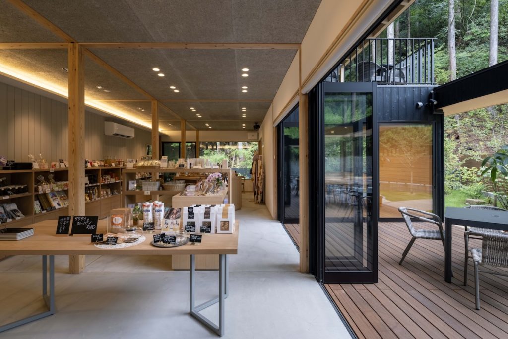 デッキから直接出入りできるお土産ショップ