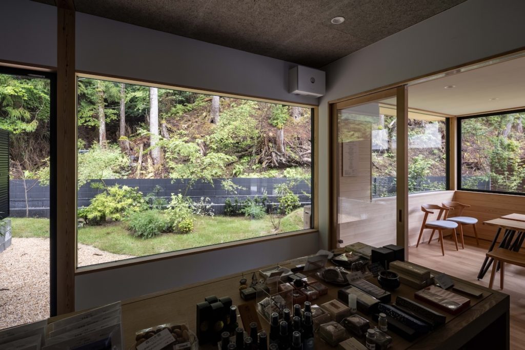 裏庭の自然山林と庭園に囲まれたショップ
