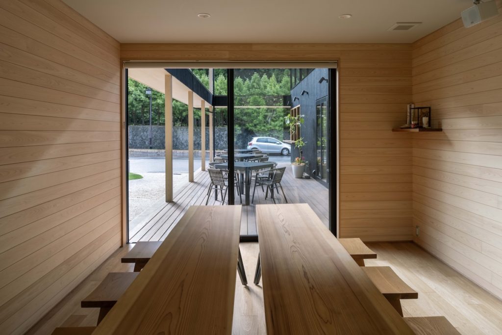 ヒノキに囲まれたワークショップスペース