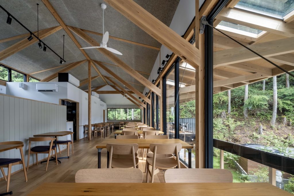 外と一体に感じる高野山のカフェ