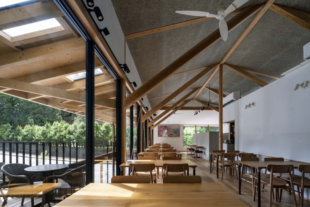 高野槙並木を見渡すカフェ　仏画