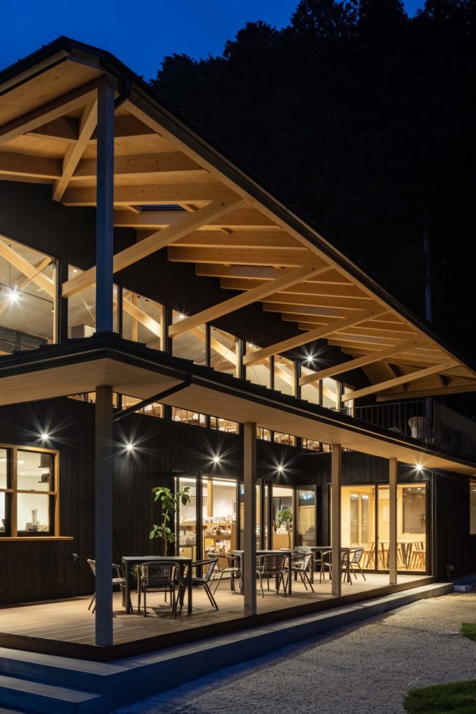 木製軒裏を見上げる